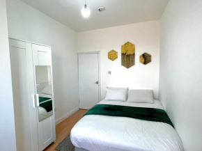 Fulham Broadway Apartment by DC London Rooms, London